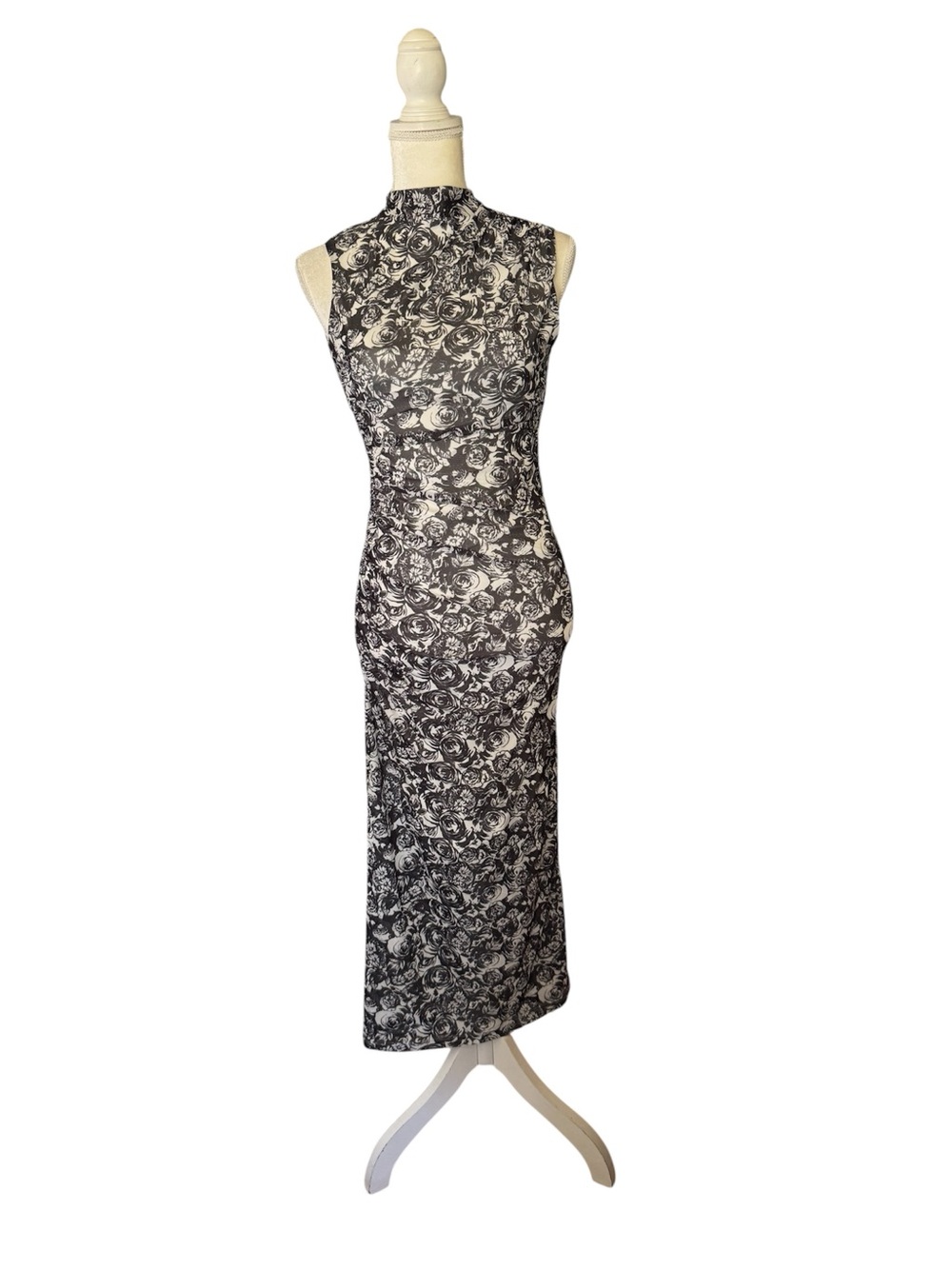 Besty johnson Sleeveless Black and White Floral Maxi Dress - Elegant High Neck
